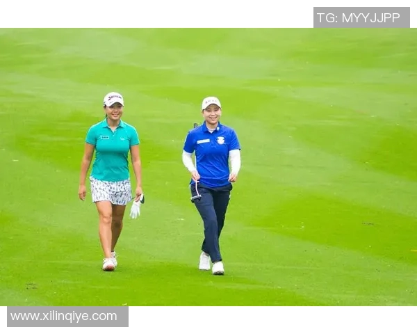 球星赛场小憩坐在足球上展现轻松时刻与运动魅力